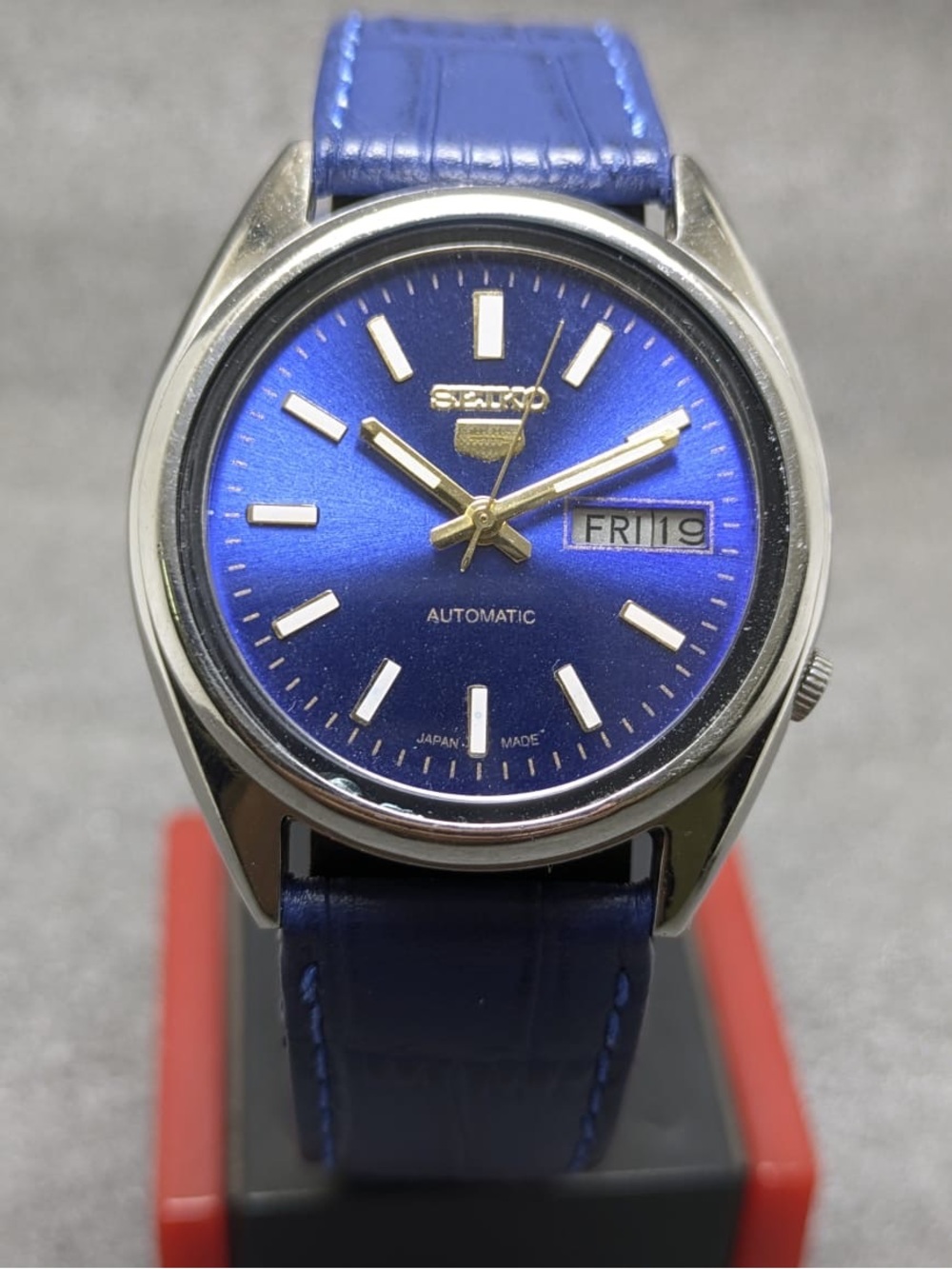 Vintage Seiko 5 Automatic 7009-5770 – Royal Blue Sunburst Dial